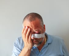 [단독]밤에 눈 다치면 실명? 빅5 응급실 전부 "야간 안과 응급수술 불가"