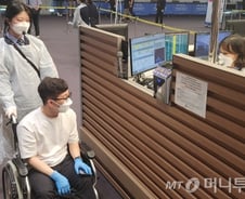 "제 옆자리 감염자죠? 저도 아파요"…미지의 감염병, 공항부터 막는다