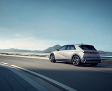 무상점검 8년+중고차 가격 보장..."전기차 살리기 안간힘"