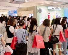 [르포]성수동 늘어선 줄, 어깨엔 핑크 에코백…2030 홀린 무신사 뷰티