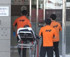 전화 뺑뺑이에 지치는 구급대원들…"환자 못받는대요" 발동동[르포]