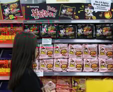 210% 올랐다가 24% '뚝' 삼양식품…"다시 70만원 간다" 반등 성공?