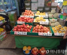 "과일값 내렸다던데"…30분째 못 채운 장바구니, 한숨만 '푹푹'[르포]