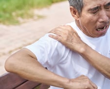 힘줄 끊어져 아프고 결리는 어깨…수술 대신 'OOO 주사'로 탈출