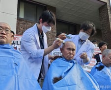정원 늘리면 내년 의대 1학년 과정만 7700명…교수 부족 우려