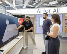 베를린 매장서도 '삼성 AI'…"연결 경험으로 유럽 공략"[르포]