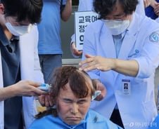 정부가 '5조 어치 당근' 내놨지만…"혈세 낭비" 시큰둥한 의사들, 왜