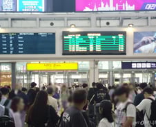 아이 둘 부부 "6년만에 고향 갑니다"…서울역 귀성객들 들뜬 표정[르포]