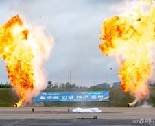 쓰레기만 든 게 아니었어?...북한이 띄운 풍선 만지면 벌어지는 일