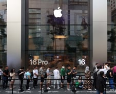 [르포] "아이폰16 사러 1차 출시국 왔어요"…애플 명동에 100여명 와글