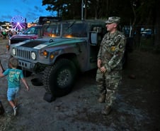 불신과 반목으로 갈라진 미국의 모병 위기