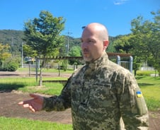 '전쟁중 한국행' 우크라군 장교, 한국에 SOS…"탄약·기술 지원해달라"