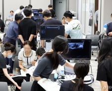 사직 전공의들 성형·피부과 '페이닥터' 취업…캄캄한 필수의료