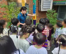 "싫어요! 안돼요!" 고사리손으로 비상벨 삑삑…유치원생 찾아간 경찰[르포]