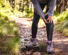 버스 내리다가 "악" 뒤틀린 무릎…연골 파열엔 수술이 정답?