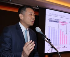 MBK "고려아연이 자사주 공개매수하면 배임" 견제구