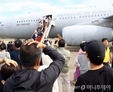 수송기 인근까지 포탄이…레바논 교민 등 97명, 무사히 고국 품으로[르포]