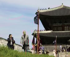 수원 방문 유인촌 "지역에서만 볼 수 있는 걸 보여줘야 좋은 축제"[르포]
