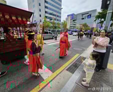 [르포]"저기 봐, 왕이야"…백마타고 한강 건넌 '정조대왕'에 시민들 '찰칵'