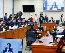 "면박주기"vs"국회 모독"…여야, 국감 시작부터 이진숙 출석 공방
