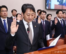 안덕근 산업장관 "역대 최대 수출…체코 원전 수주 만전 기할 것"