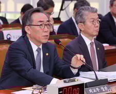 의원이 공개한 외교 기밀문서…"어디서 입수했나"vs"왜 따져묻나"