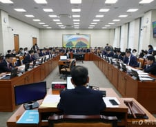 野이정문·강훈식 교과서 문제 협공···교육과정평가원장 "결과적으로 잘못"