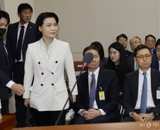 '탄핵 직무정지' 이진숙 방통위원장, 과방위 국정감사에 증인 출석