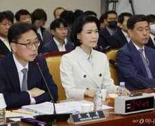 "못 간다"던 이진숙, 국감 전격 출석…"직무정지됐는데"vs"부끄럼 없나"
