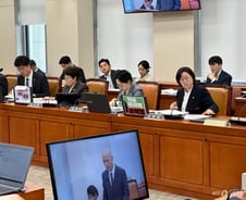 '기후파괴범 윤석열' 스티커 때문에...환노위 시작 30분만에 '중단'