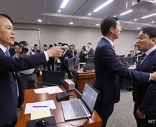 정승윤 "야당 의원들 전부 고소" 발언에 정무위 국감 30분 만에 '중단'