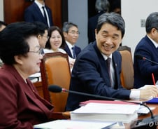 "김건희 여사가 대학자냐" vs "이재명 논문은?"...교육위 난타전