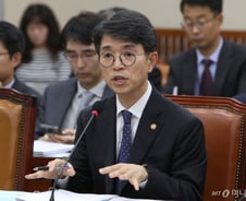 환경장관 "일회용컵 보증금제 수용성 높아져야…관리 제도 연구"