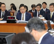 '복지부 장차관 사퇴'부터 '이재명 헬기'까지…공방 이어간 복지위