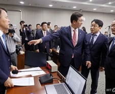 野 '김건희 여사 디올백' 공세에  與 '김정숙여사 샤넬 옷' 반격