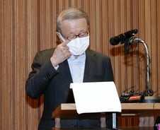 [단독]남양 홍원식 前회장, 납품업체에 '콕'…최소 300억 뒷돈 챙겼다