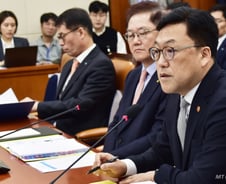 김병환 위원장, 우리은행 부당대출 '의무보고' 사항이라 판단