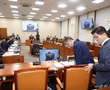 퇴장당한 김문수 장관, 野 단독으로 증인 취소...與 표결 불참