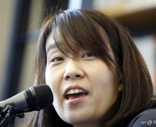 한강 '노벨 문학상' 왜 받았나…"시적이고 실험적인 혁신가" 극찬