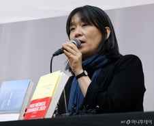 외신도 들썩인 한국 첫 노벨문학상…"한강, 선구자로 칭송 당연"