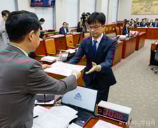 與 퇴장에도...교육위, '김건희 논문 증인 불참' 김지용·장윤금·설민신 고발