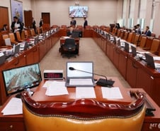 산자위 마저 정쟁국감…김 여사 의혹 공방에 20분만에 국감 파행