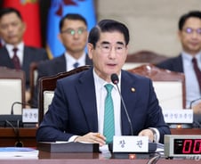 여야, 김용현 장관 '병X'·장경태 '아랫도리' 발언 놓고 입씨름