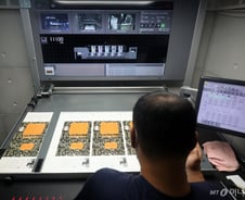 쌓아놓은 '한강 책' 동났다…'소년이 온다' 1분에 18권씩 팔려