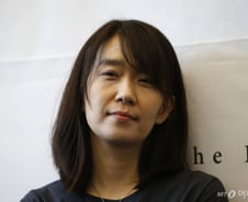 한강 "하루 동안 거대한 파도처럼 따뜻한 축하의 마음 전해져"