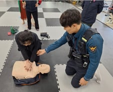 "70살 평생 처음" 경찰서 모여 '싱글벙글'…어르신들 몰려간 이유[르포]