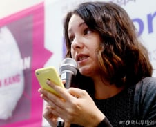 "전쟁 중에 무슨 잔치" 한강의 이 말…'노벨상 1등 공신' 번역가도 공유