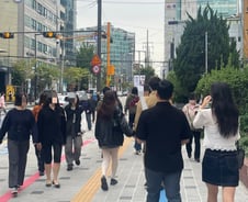 "성수역 퇴근길 지옥" 난리더니…'색깔블록' 등장에 불만 쏙[르포]