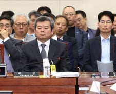 "역겹다"-"사퇴하라" 공영방송 임원진 불러 국감 난타전