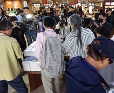 "한강 책, 나도 살래" 몰려 간 사람들…40~50대가 가장 많이 샀다